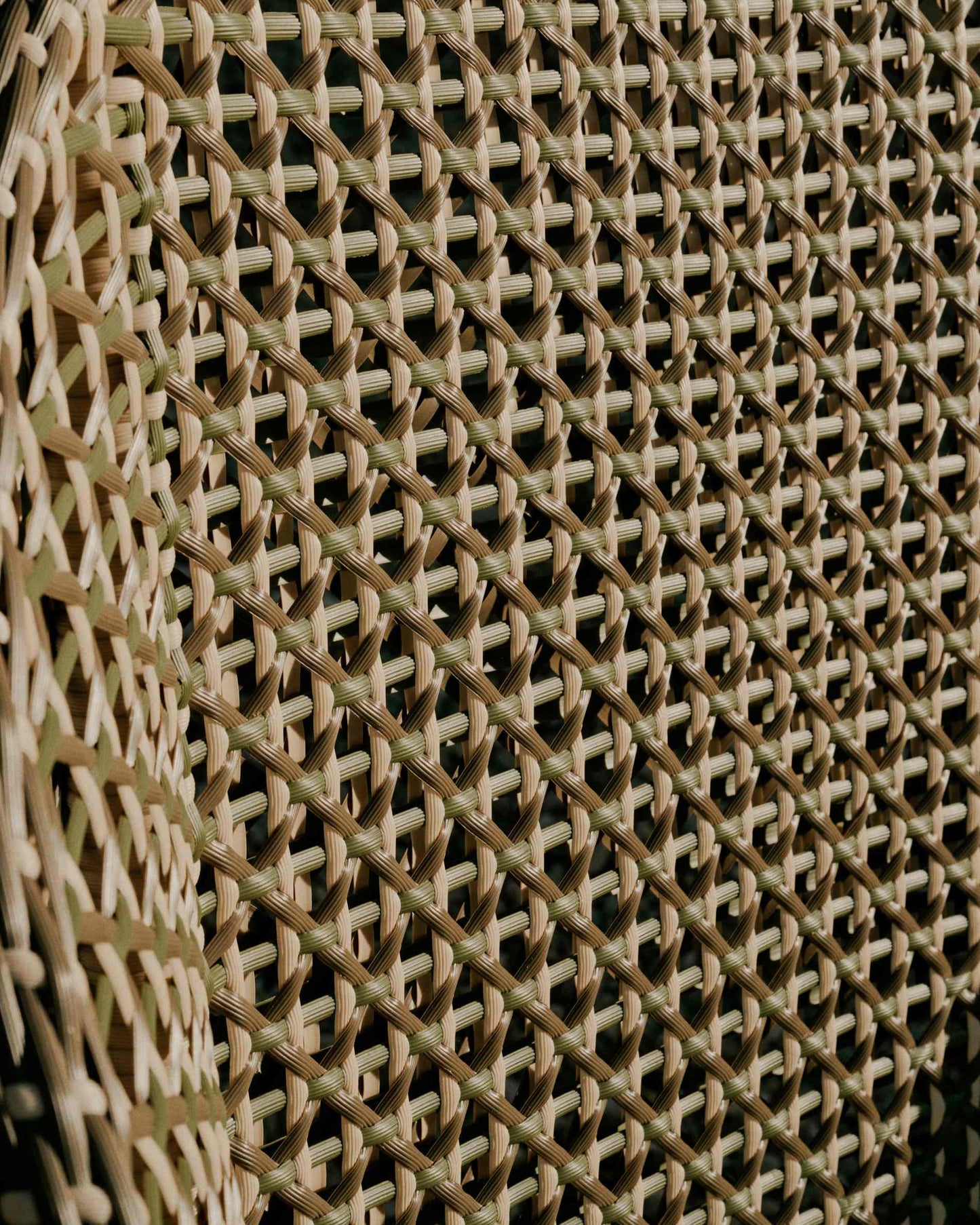 Poltrona Olbia con schienale alto in rattan sintetico e legno massiccio teak