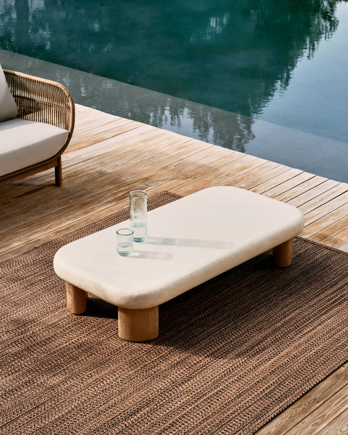 Tavolino da salotto Labra in cemento e legno d'acacia 140 x 70 cm