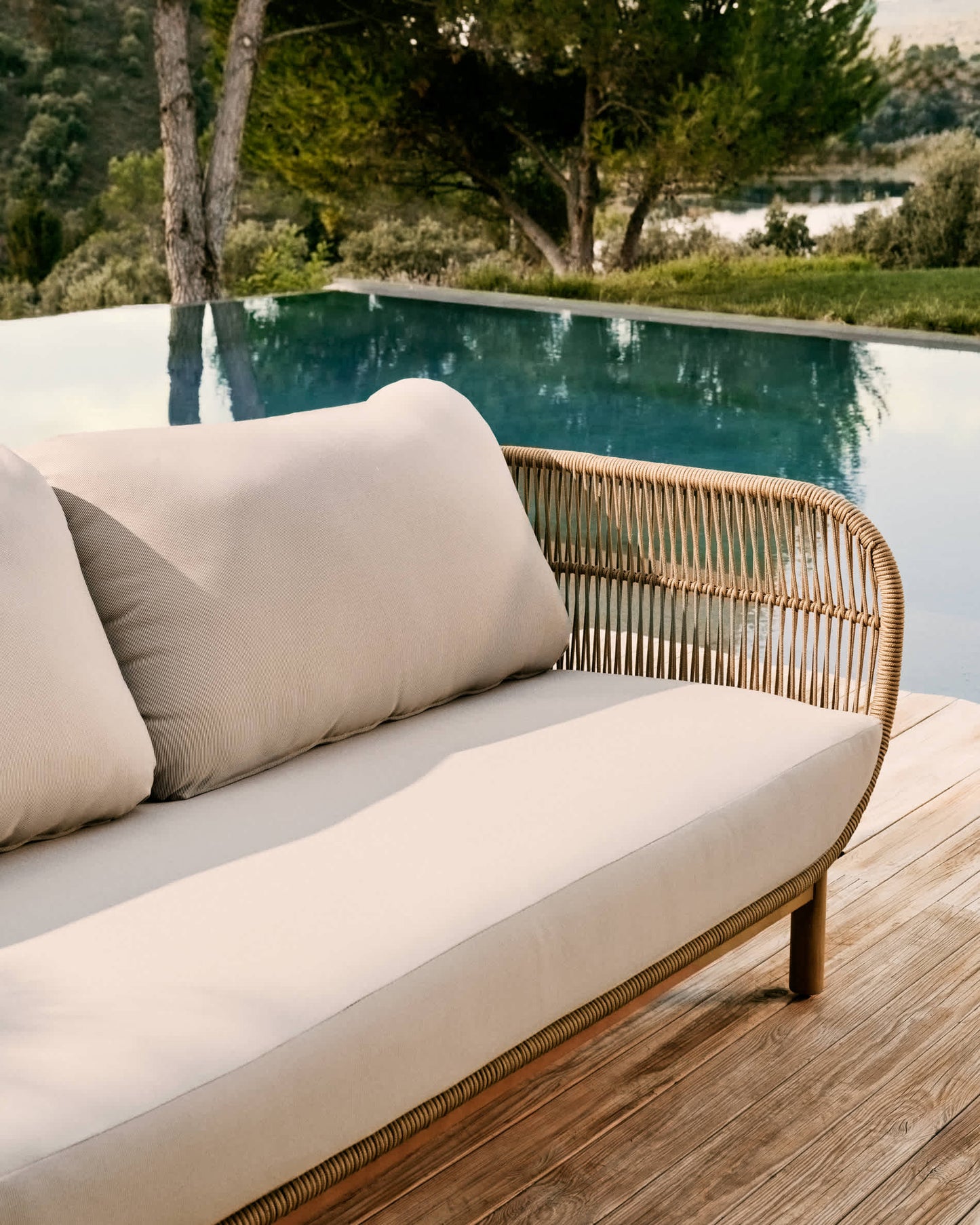 Divano Catalina 3 posti in corda beige e legno massello di acacia 170 cm