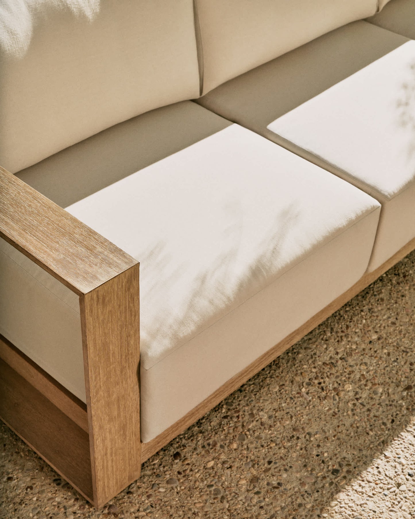 Divano Ambra a 3 posti in legno massiccio di acacia con finitura chiara 249 cm