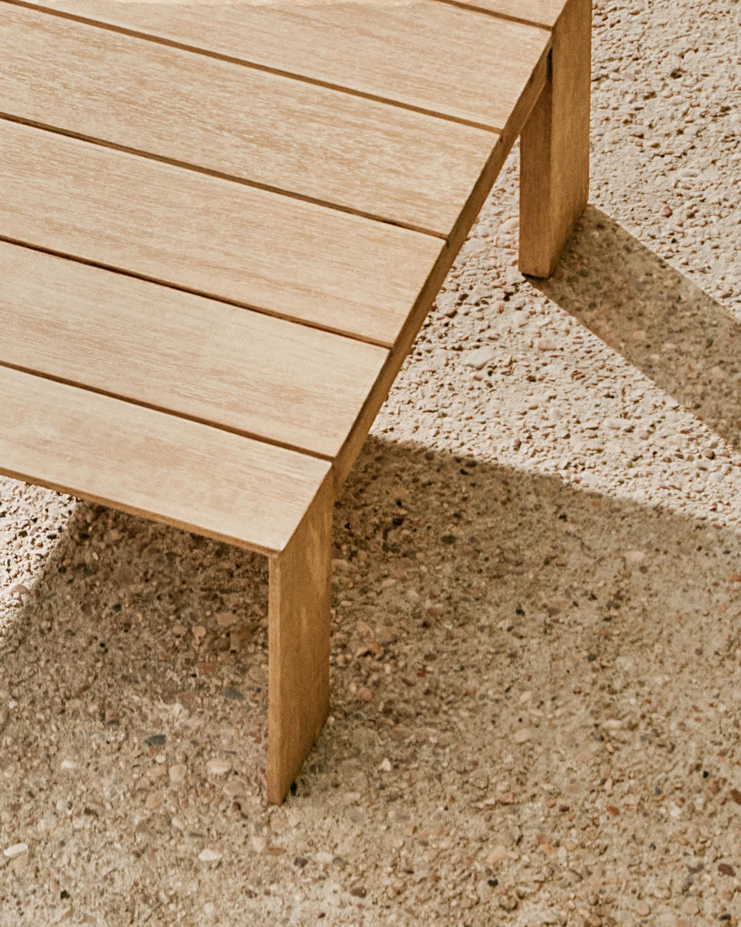Tavolino da salotto Ambra in legno massiccio di acacia con finitura chiara 82,5 x 82,5 cm