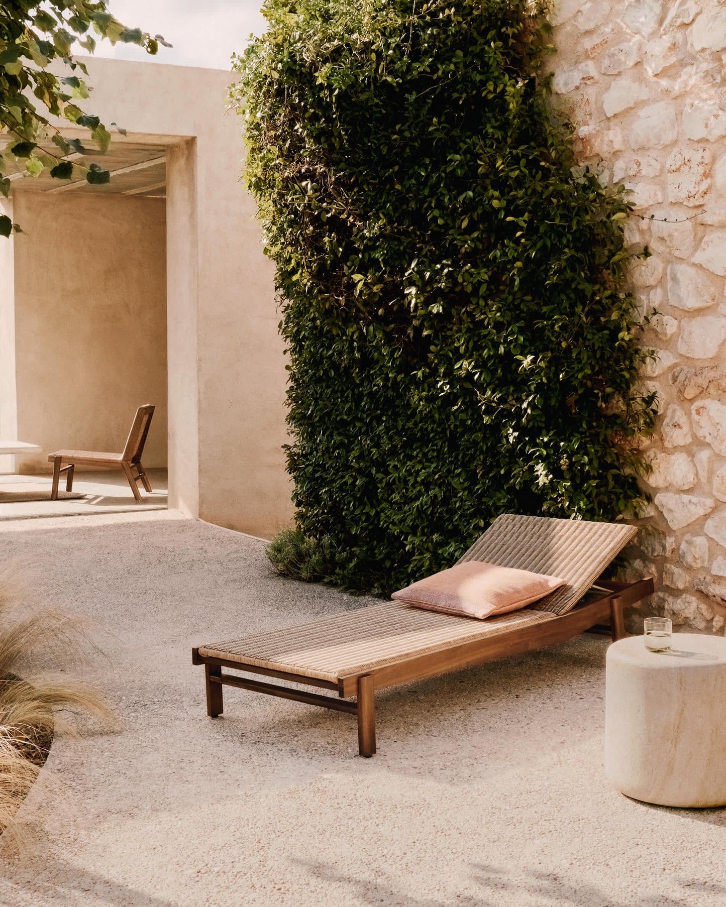 Lettino Itani in legno d'acacia massiccio e rattan sintetico