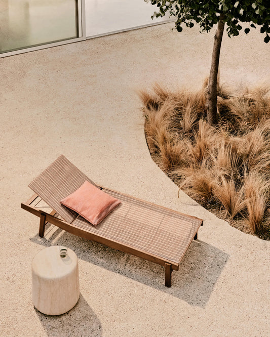 Lettino Itani in legno d'acacia massiccio e rattan sintetico