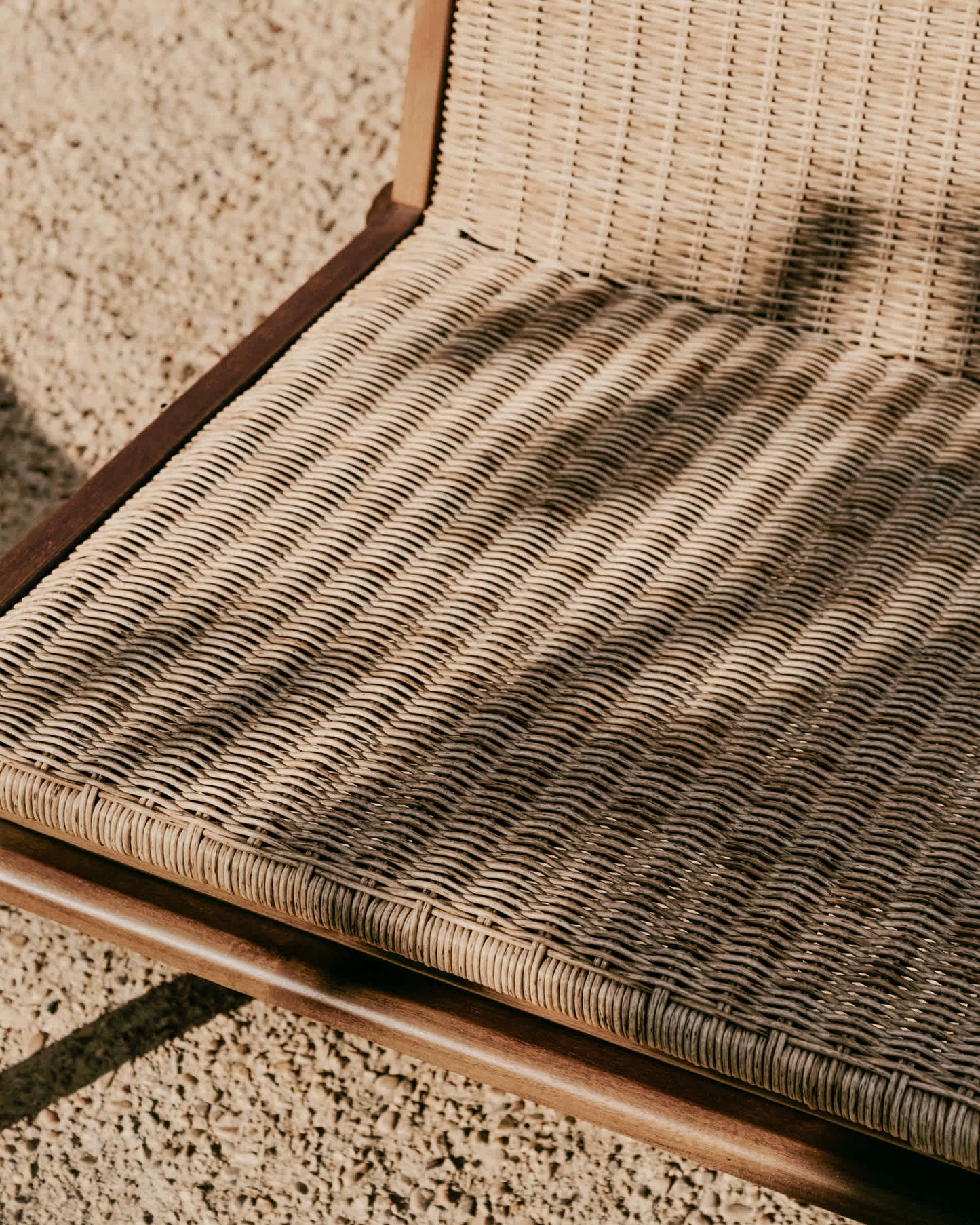 Poltrona Itani in legno massiccio di acacia e rattan sintetico