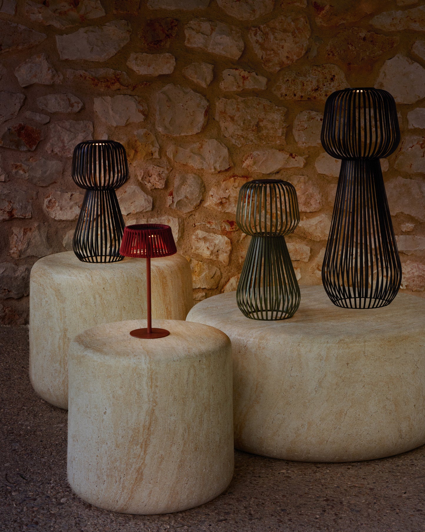 Lampada da terra solare Reiba in metallo nero