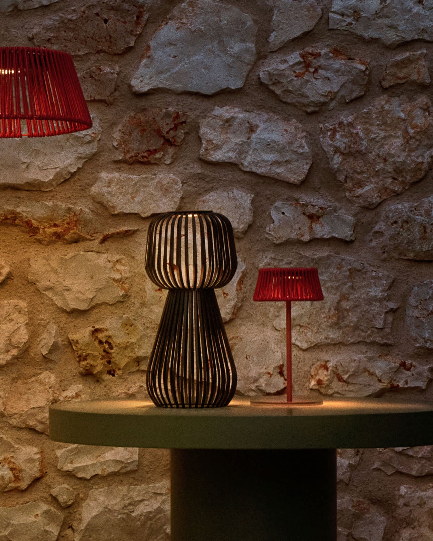 Lampada da tavolo solare Reiba in metallo nero