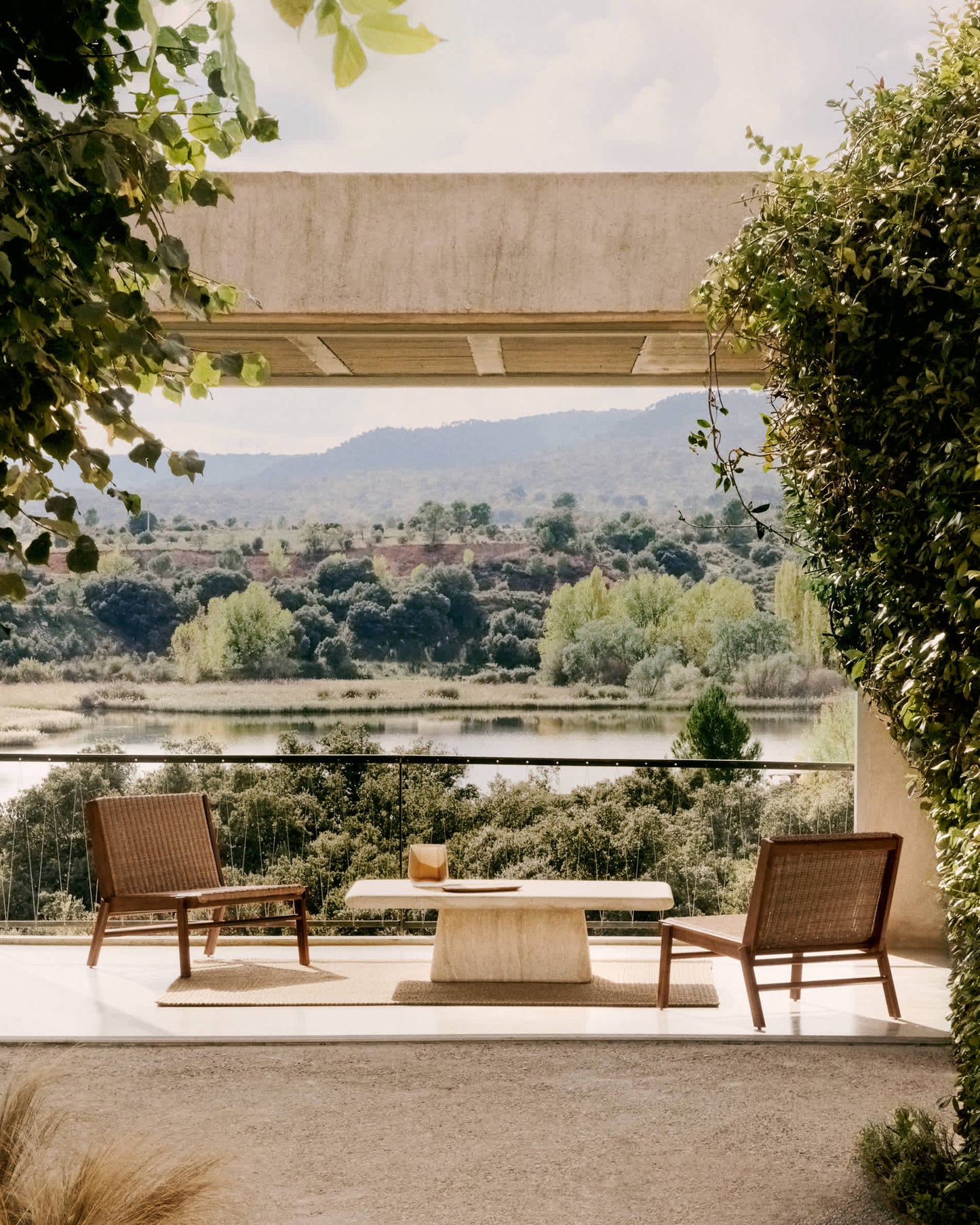 Poltrona Itani in legno massiccio di acacia e rattan sintetico