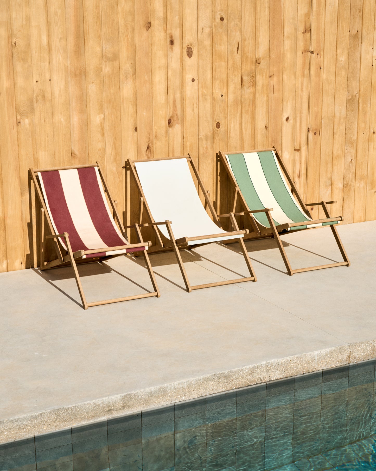 Amaca pieghevole da esterno Vilara a righe verdi e beige in legno massiccio di acacia