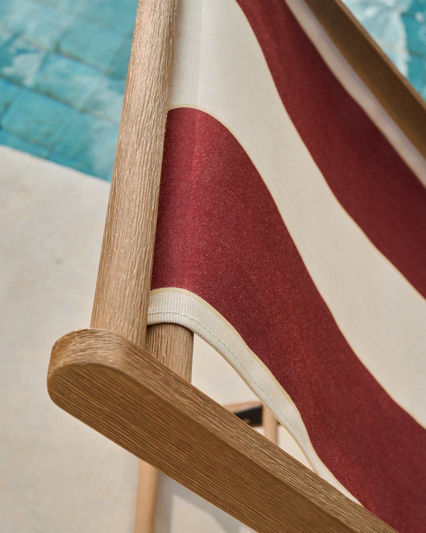 Amaca pieghevole da esterno Vilara a righe bordeaux e beige in legno massiccio di acacia