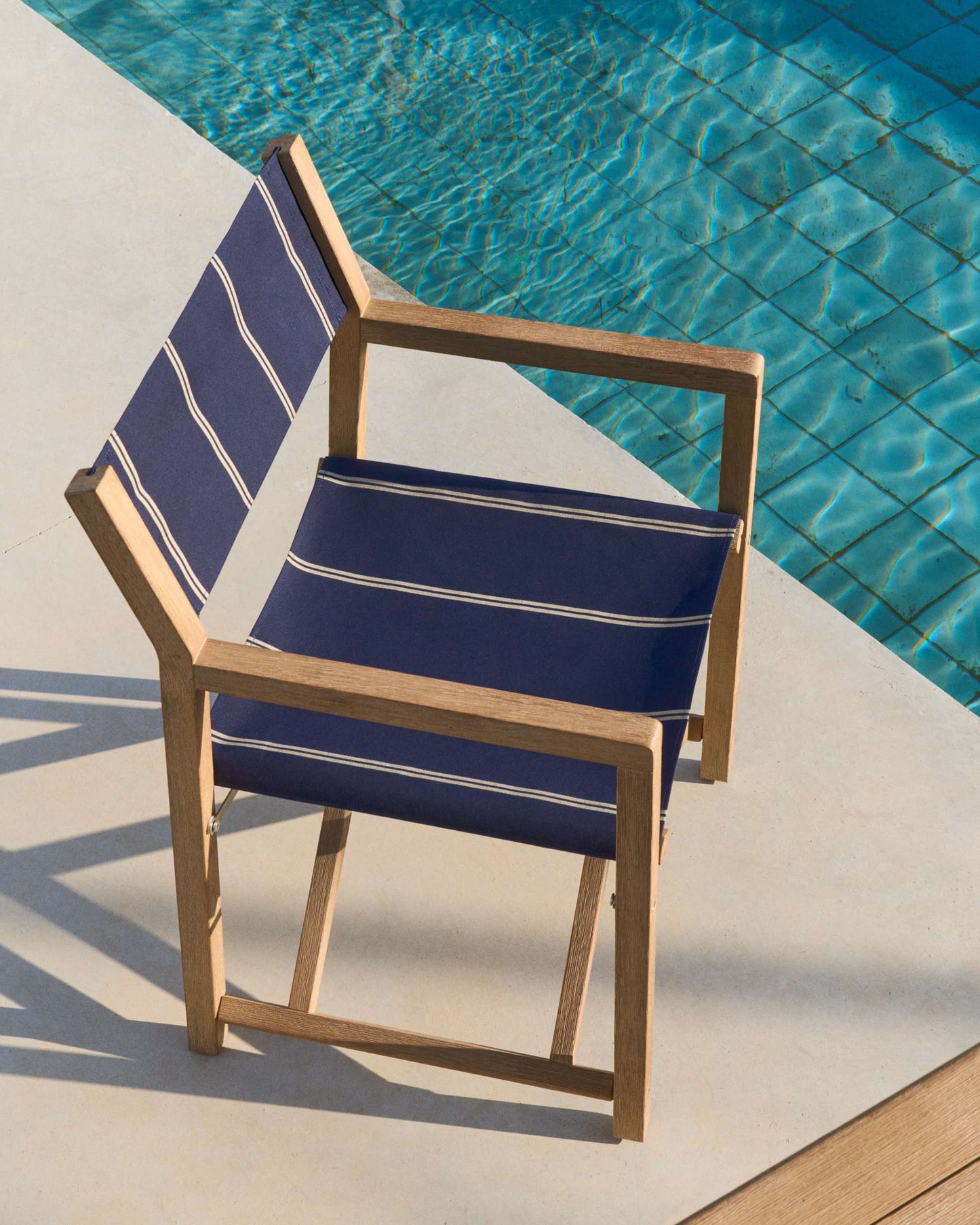 Sedia pieghevole da esterno Vilara a righe blu e beige in legno massiccio di acacia