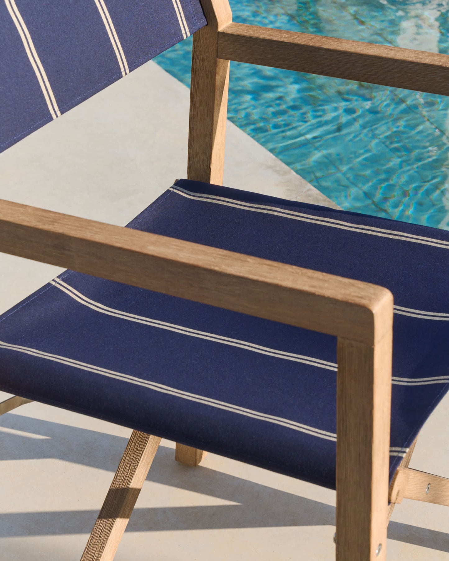 Sedia pieghevole da esterno Vilara a righe blu e beige in legno massiccio di acacia