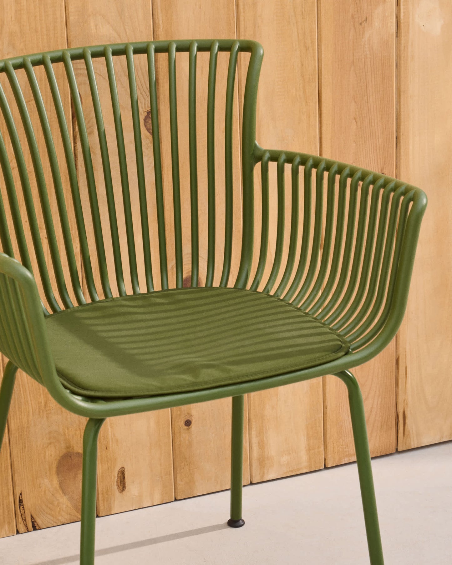 Sedia da esterno Surpika con gambe in acciaio verde