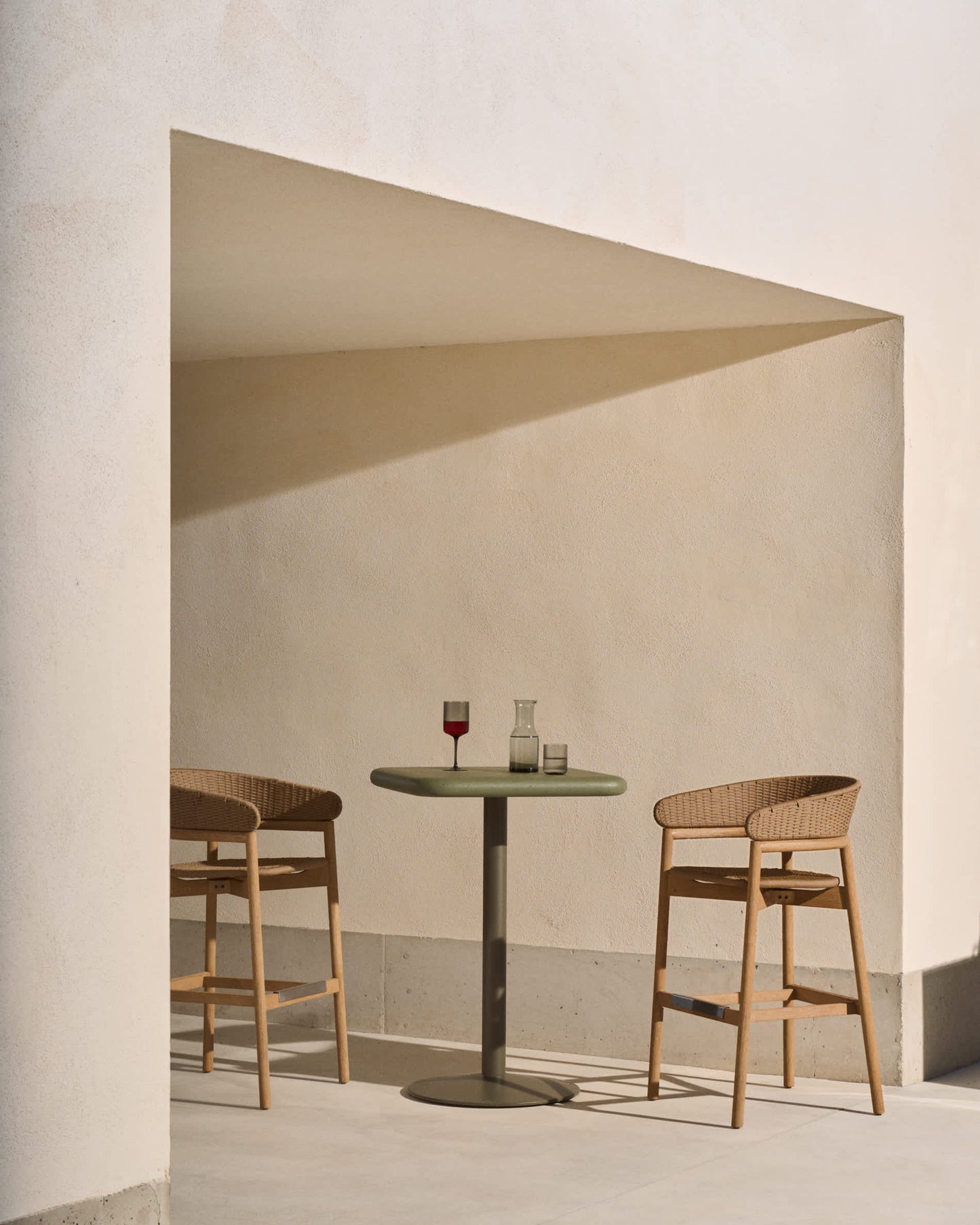 Sgabello Arinella in legno massiccio di acacia finitura naturale e corda beige 75 cm