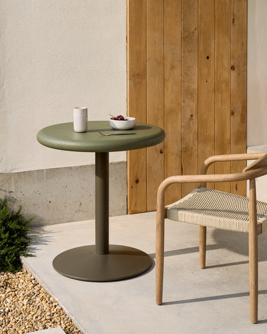 Tavolo rotondo Isilda alto con piano in cemento verde Ø 70 cm con base rifinitura in verde Ø 55 cm