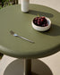 Tavolo rotondo Isilda alto con piano in cemento verde Ø 70 cm con base rifinitura in verde Ø 55 cm