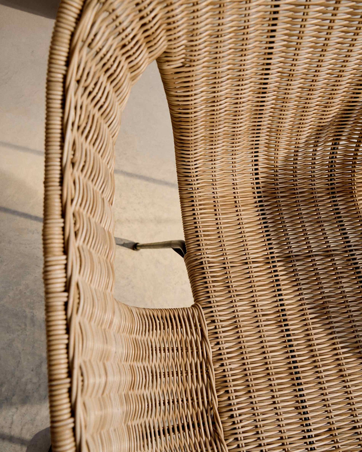 Sedia impilabile Eltiera in rattan sintetico e struttura in acciaio nero