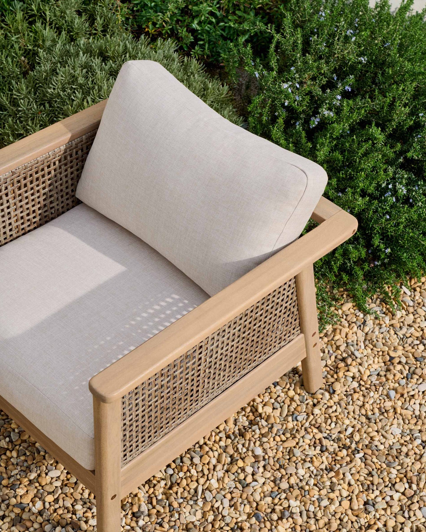 Set Alabe composto da divano a 2 posti, 2 poltrone e tavolino da salotto in legno di acacia FSC 100%