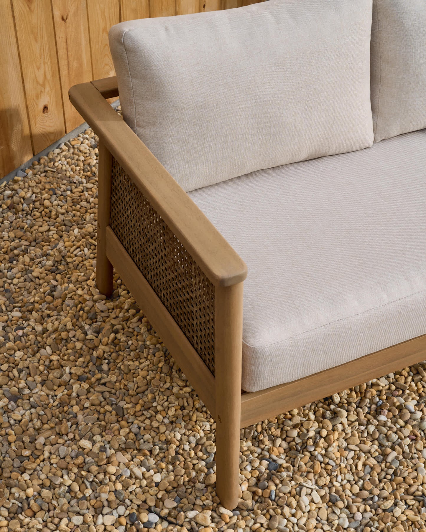 Set Alabe composto da divano a 2 posti, 2 poltrone e tavolino da salotto in legno di acacia FSC 100%