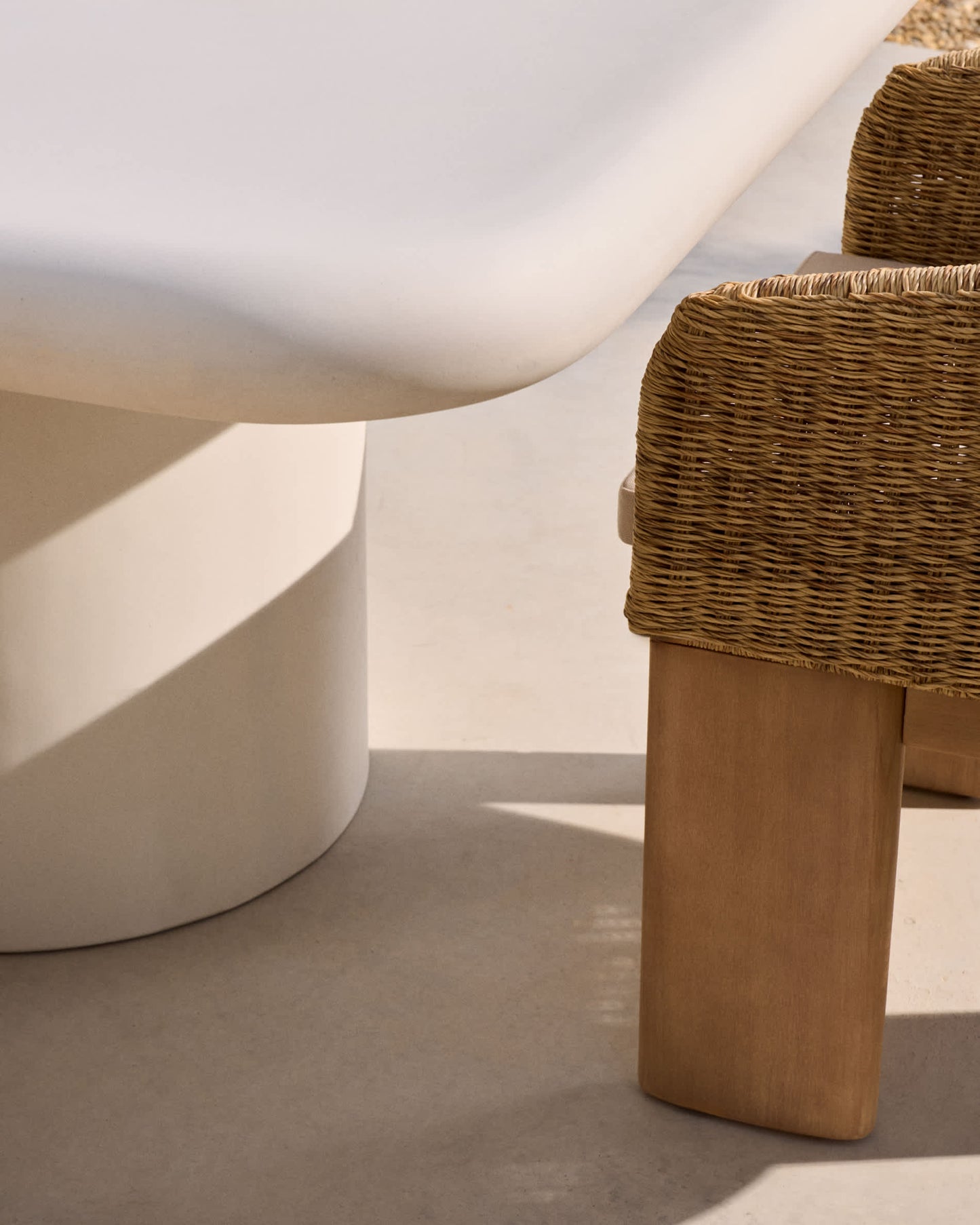 Tavolo Addaia in cemento bianco 135 x135 cm