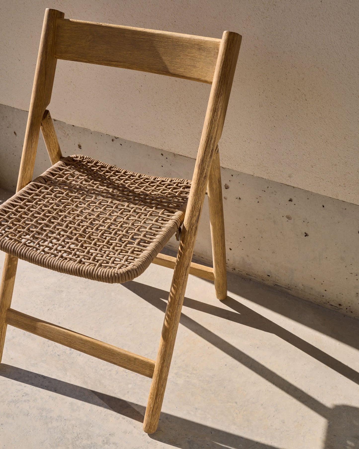 Sedia pieghevole Dandara in legno massiccio di acacia e struttura in acciaio con corda beige