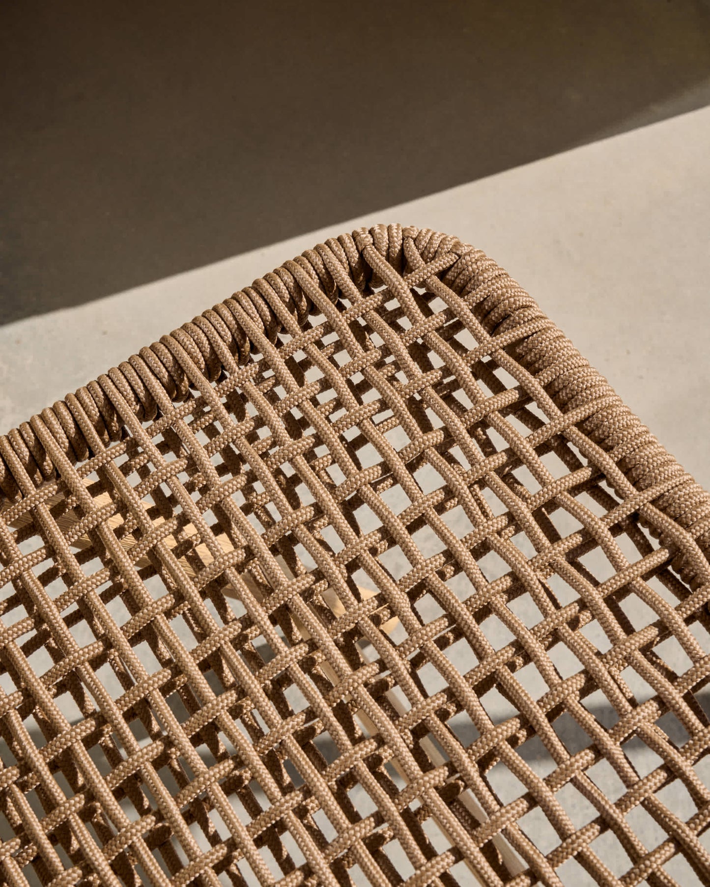 Sedia pieghevole Dandara in legno massiccio di acacia e struttura in acciaio con corda beige