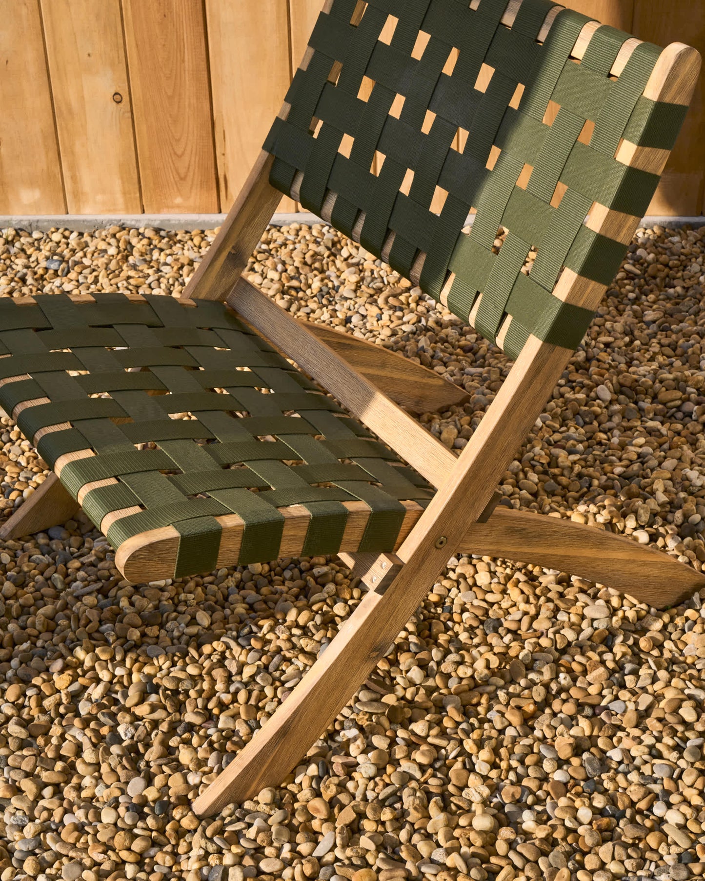 Sedia pieghevole Chabeli in legno massello di acacia e corda verde