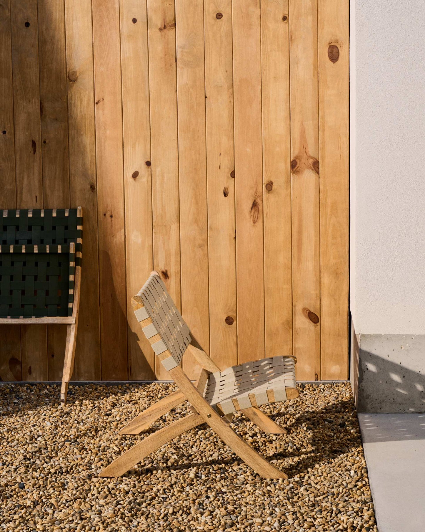 Sedia pieghevole Chabeli in legno massello di acacia e corda crema