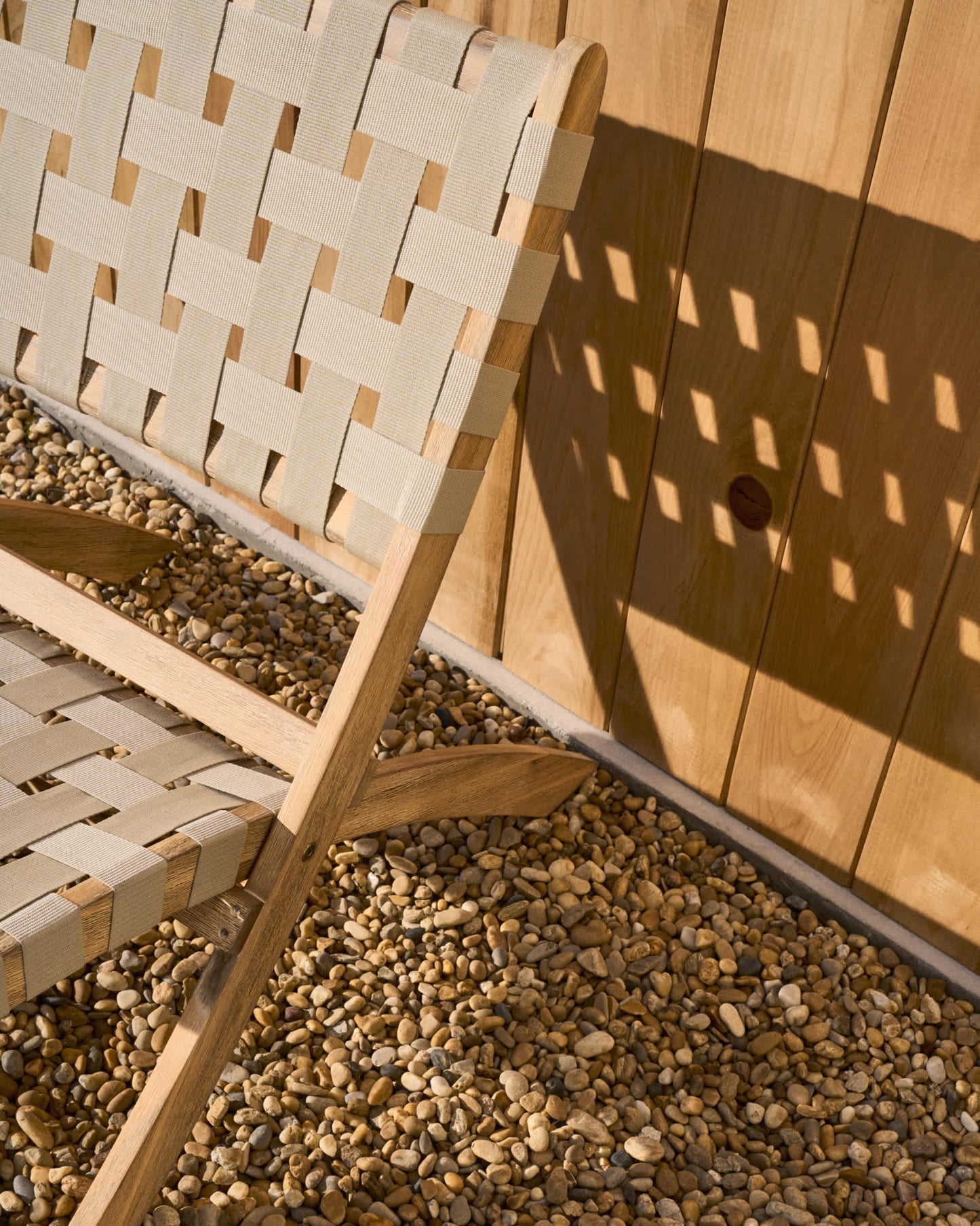 Sedia pieghevole Chabeli in legno massello di acacia e corda crema