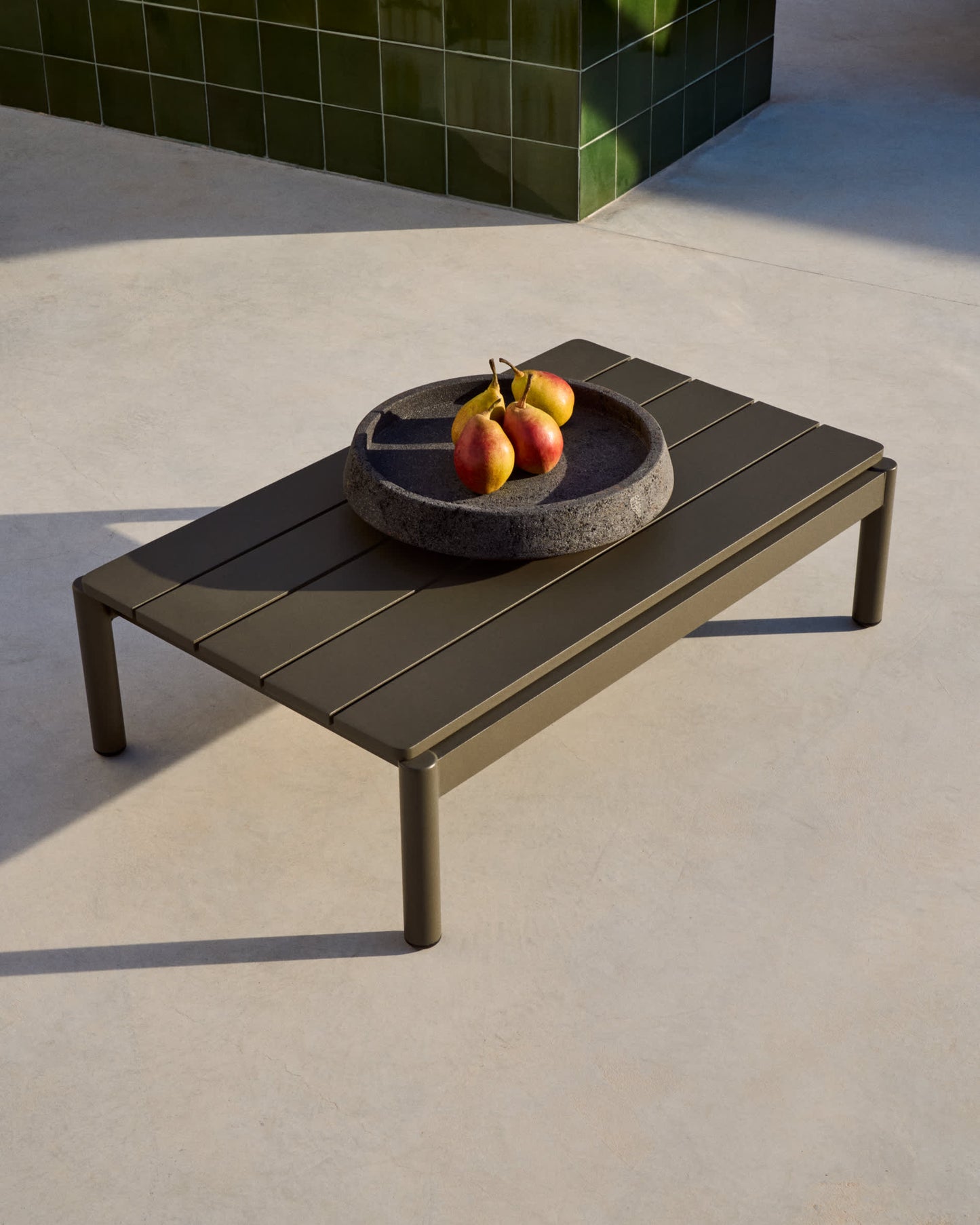 Tavolino da centro Sorells in alluminio verde 52,4 x 91 cm