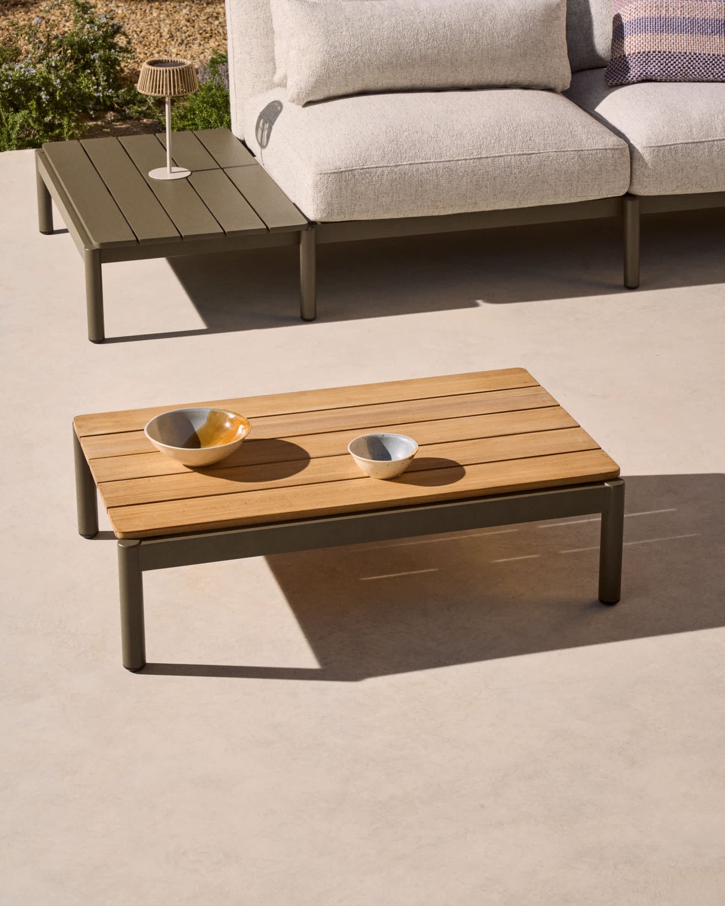 Tavolino da centro Sorells in alluminio verde e legno di teak 52,4 x 91 cm FSC 100%