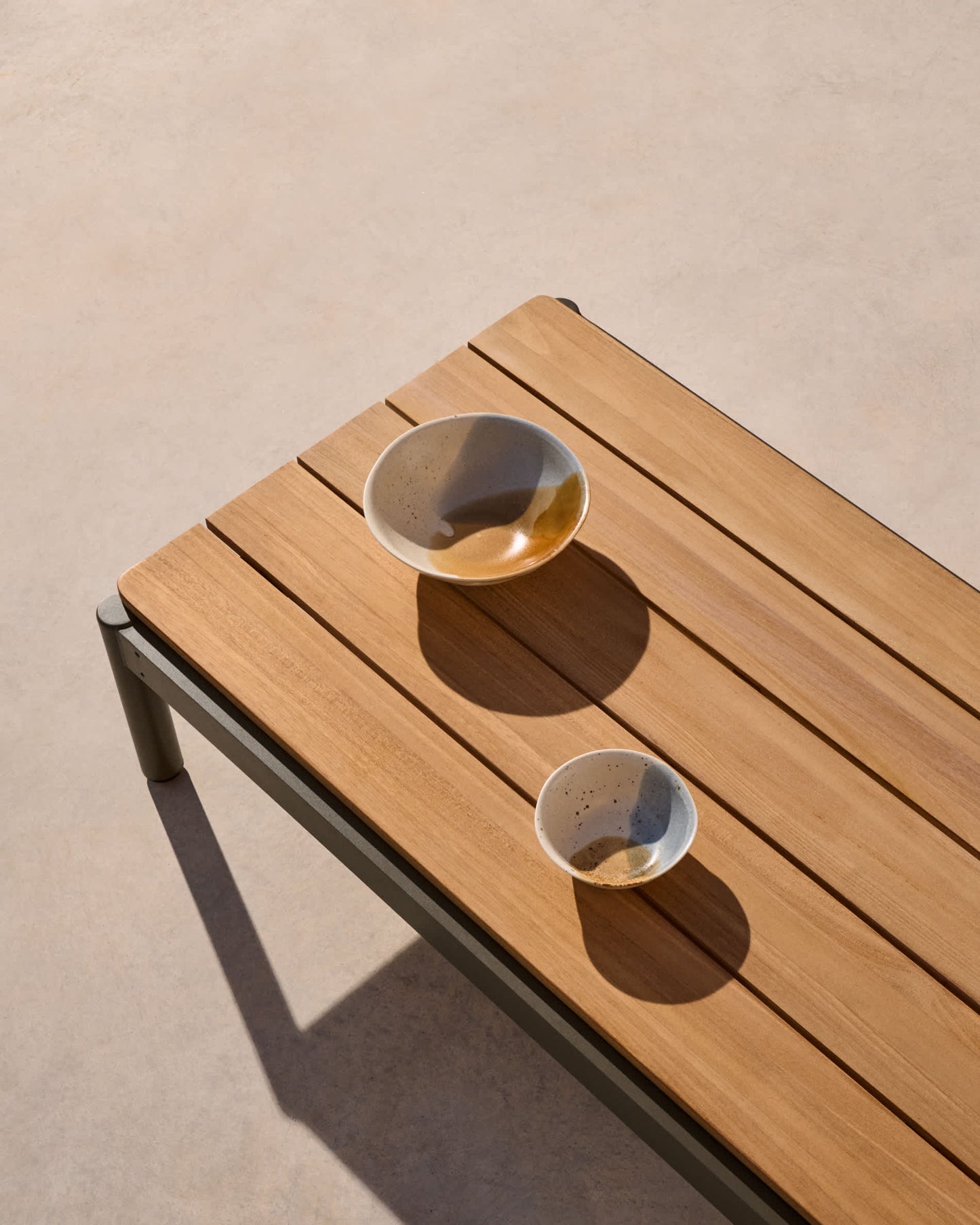 Tavolino da centro Sorells in alluminio verde e legno di teak 52,4 x 91 cm FSC 100%