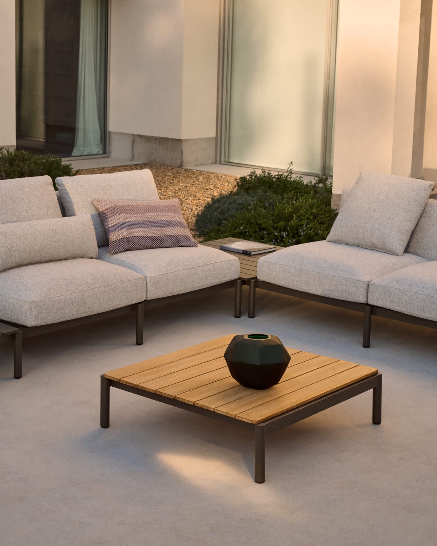 Tavolino da centro Sorells in alluminio verde e legno di teak 89 x 91 cm FSC 100%