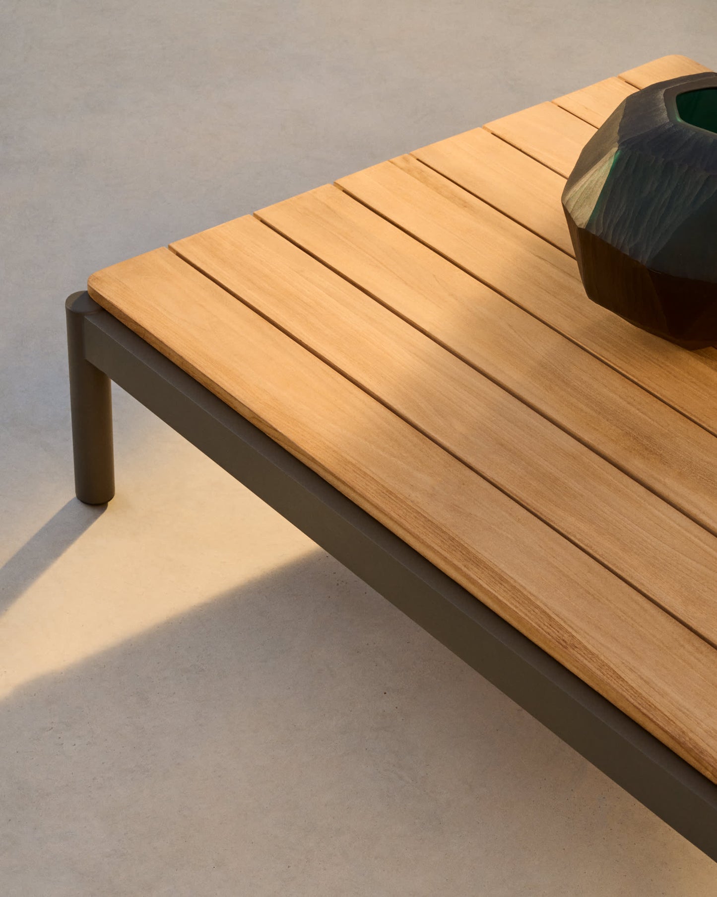 Tavolino da centro Sorells in alluminio verde e legno di teak 89 x 91 cm FSC 100%
