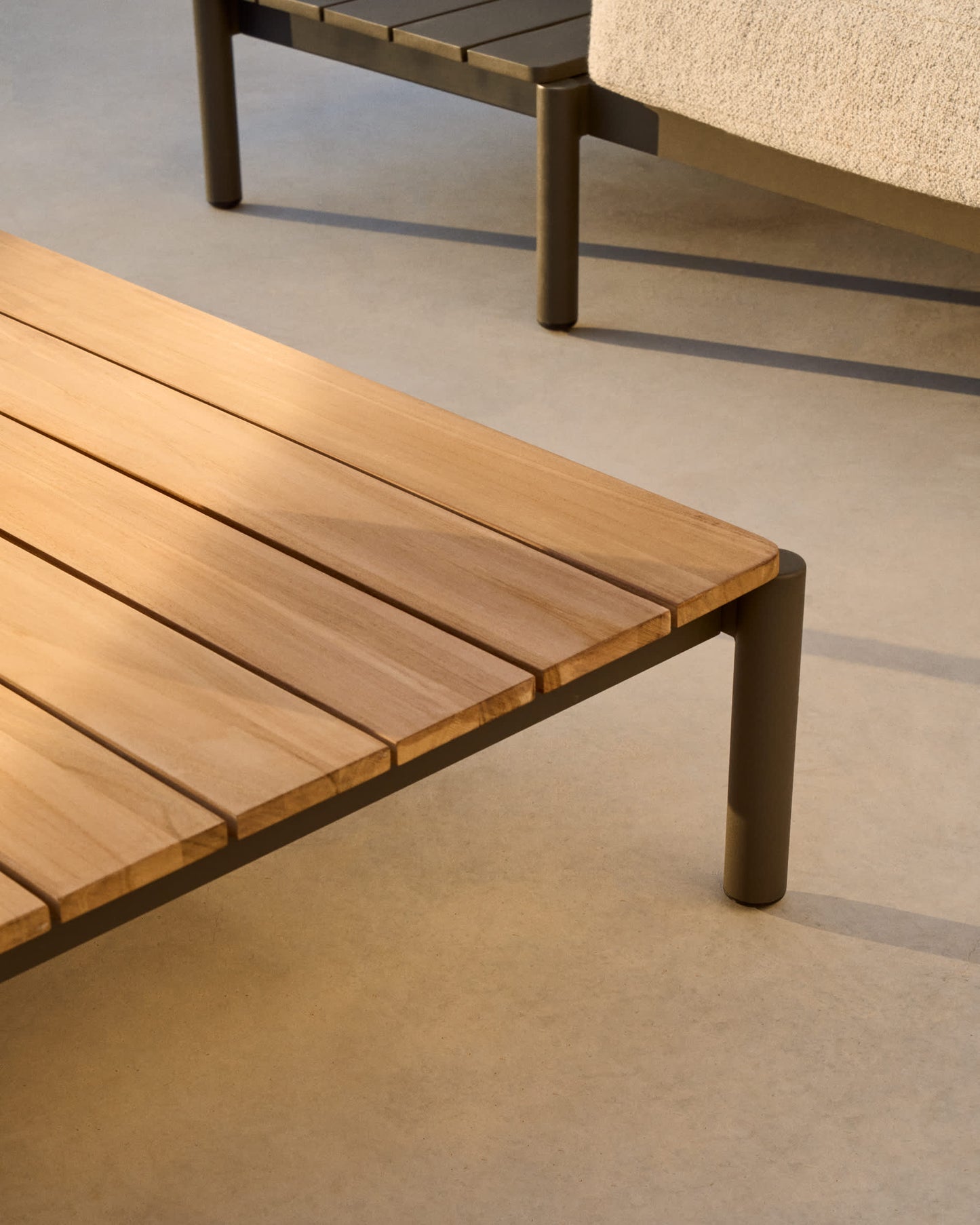 Tavolino da centro Sorells in alluminio verde e legno di teak 89 x 91 cm FSC 100%