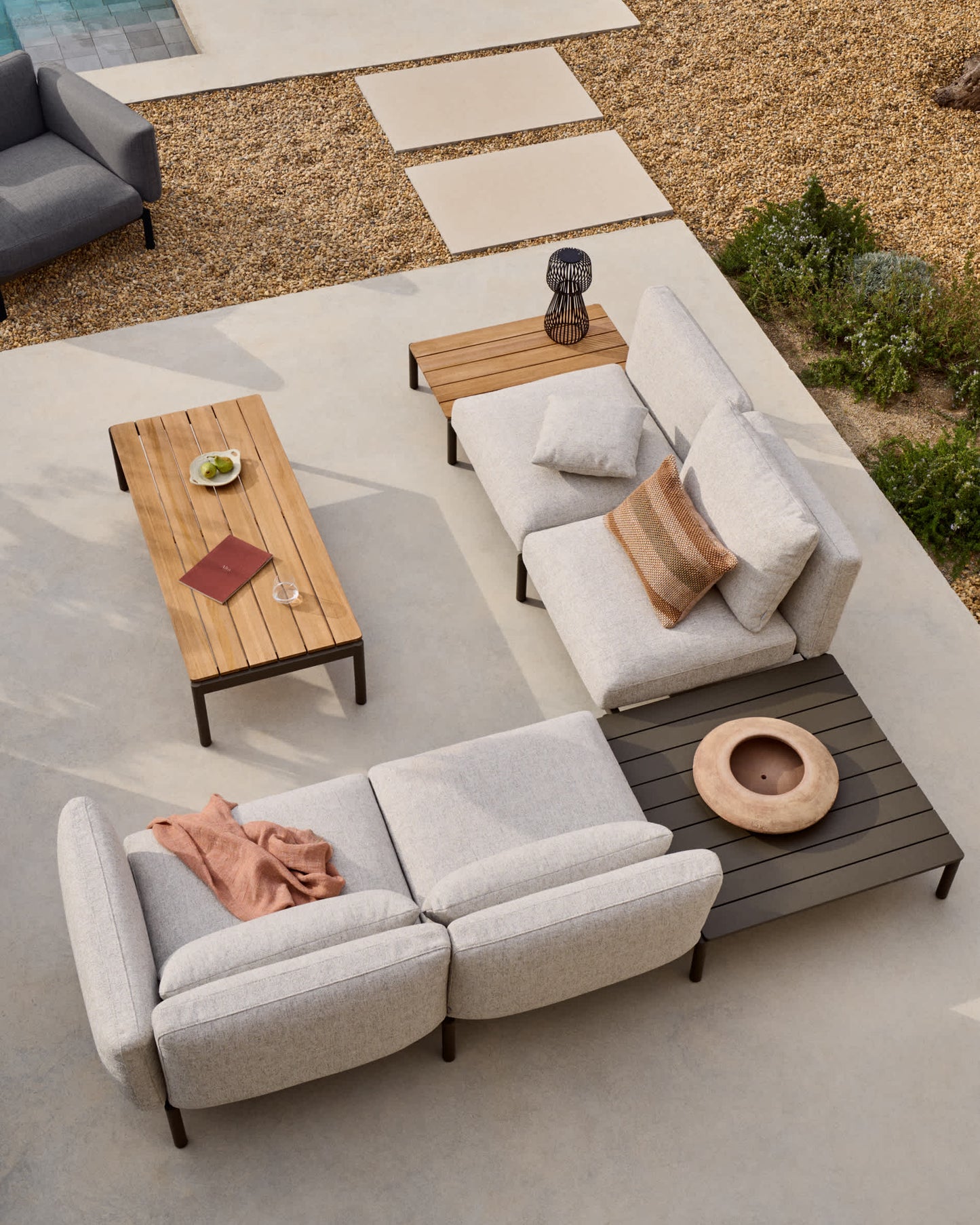 Divano angolare modulare da esterno Sorells 4 posti con rivestimento beige e alluminio grigio tavolo in teak 353 x 316,5 cm FSC 100%