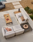 Divano angolare modulare da esterno Sorells 4 posti con rivestimento beige e alluminio grigio tavolo in teak 353 x 316,5 cm FSC 100%