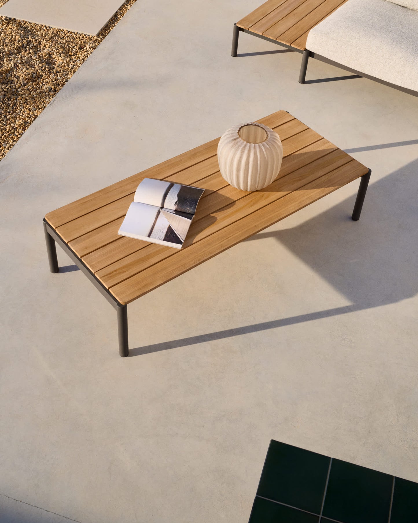 Tavolino da centro Sorells in alluminio grigio e legno di teak 63 x 144,6 cm FSC 100%