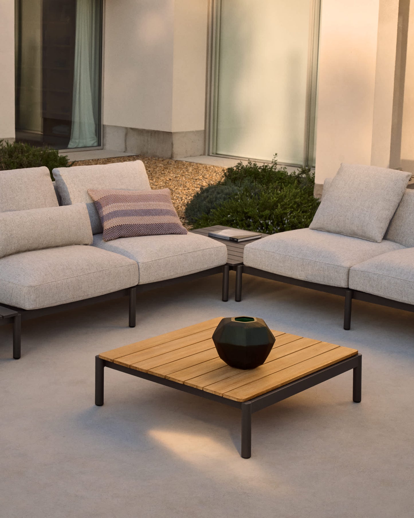 Tavolino da centro Sorells in alluminio grigio e legno di teak 52,4 x 91 cm FSC 100%