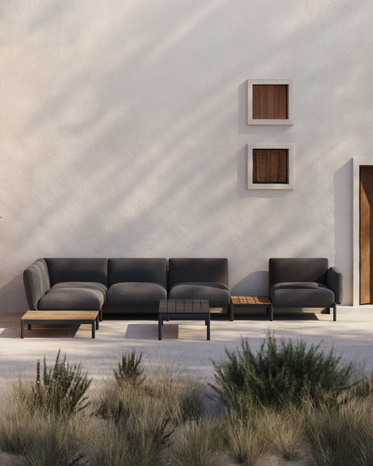 Divano angolare modulare da esterno Sorells 5 posti con rivestimento grigio e alluminio grigio con tavolini in teak 277 x 446 cm