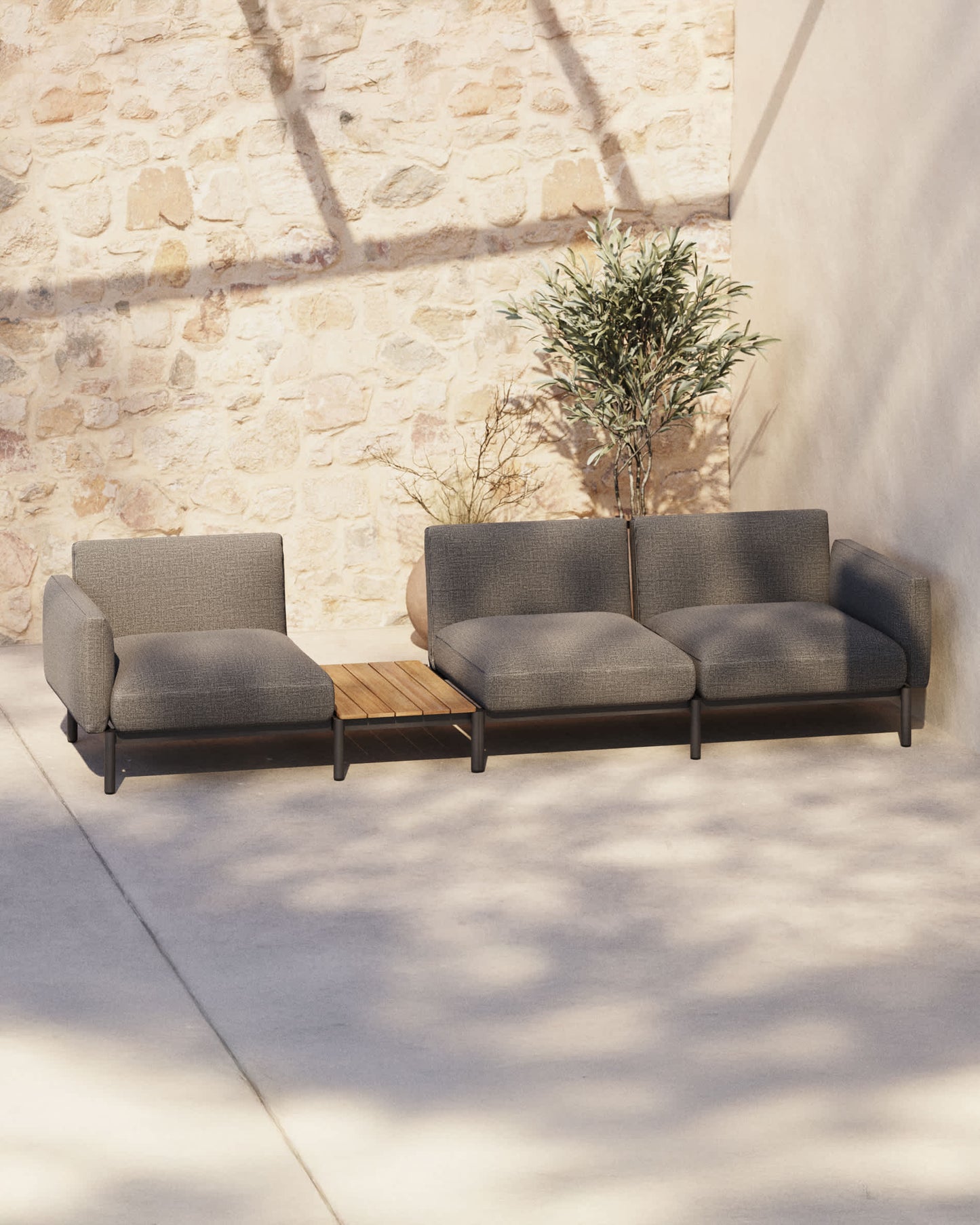 Divano modulare da esterno Sorells 3 posti con rivestimento grigio e alluminio grigio con tavolo in teak 341 x 113 cm FSC 100%