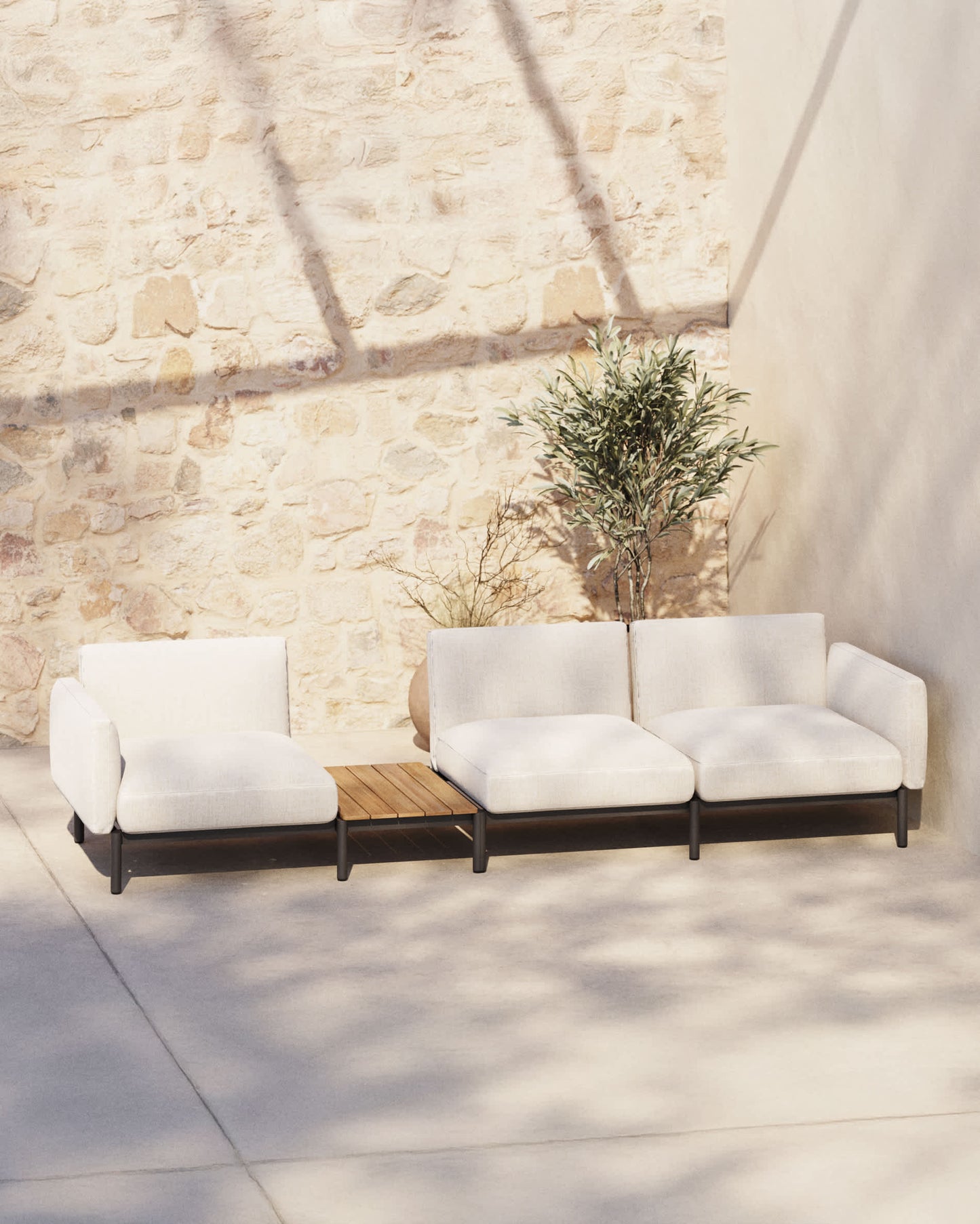 Divano modulare da esterno Sorells 3 posti con rivestimento beige e in alluminio grigio con tavolo in teak 341 x 113 cm FSC 100% FSC
