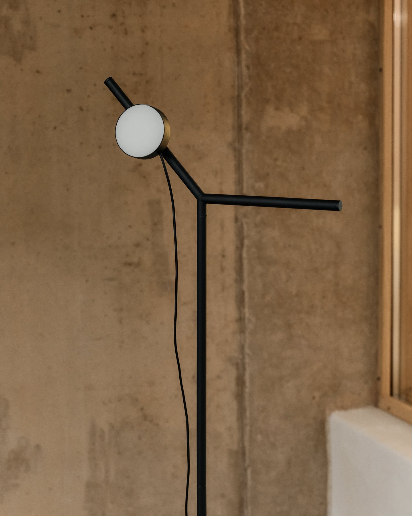 Lampada da terra Orey in metallo nero con faretto multiposizione