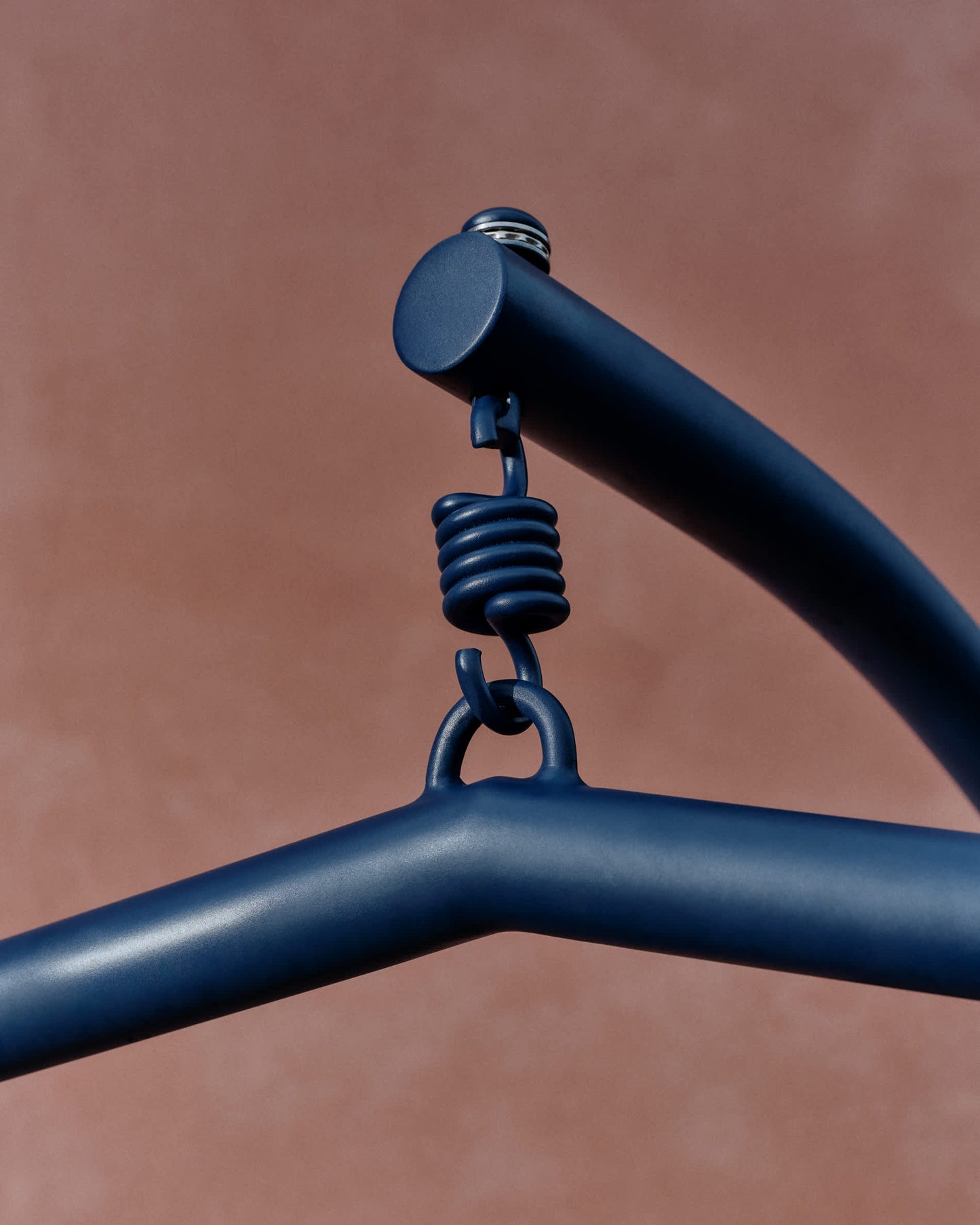 Poltrona sospesa con piede Saliga in alluminio e rattan sintetico blu