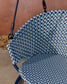 Poltrona sospesa con piede Saliga in alluminio e rattan sintetico blu