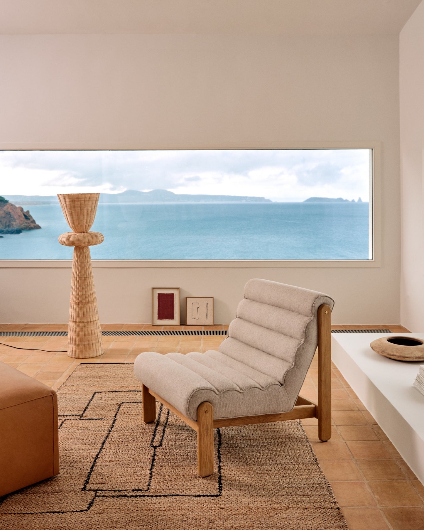 Poltrona Magira beige in rovere massiccio con finitura naturale