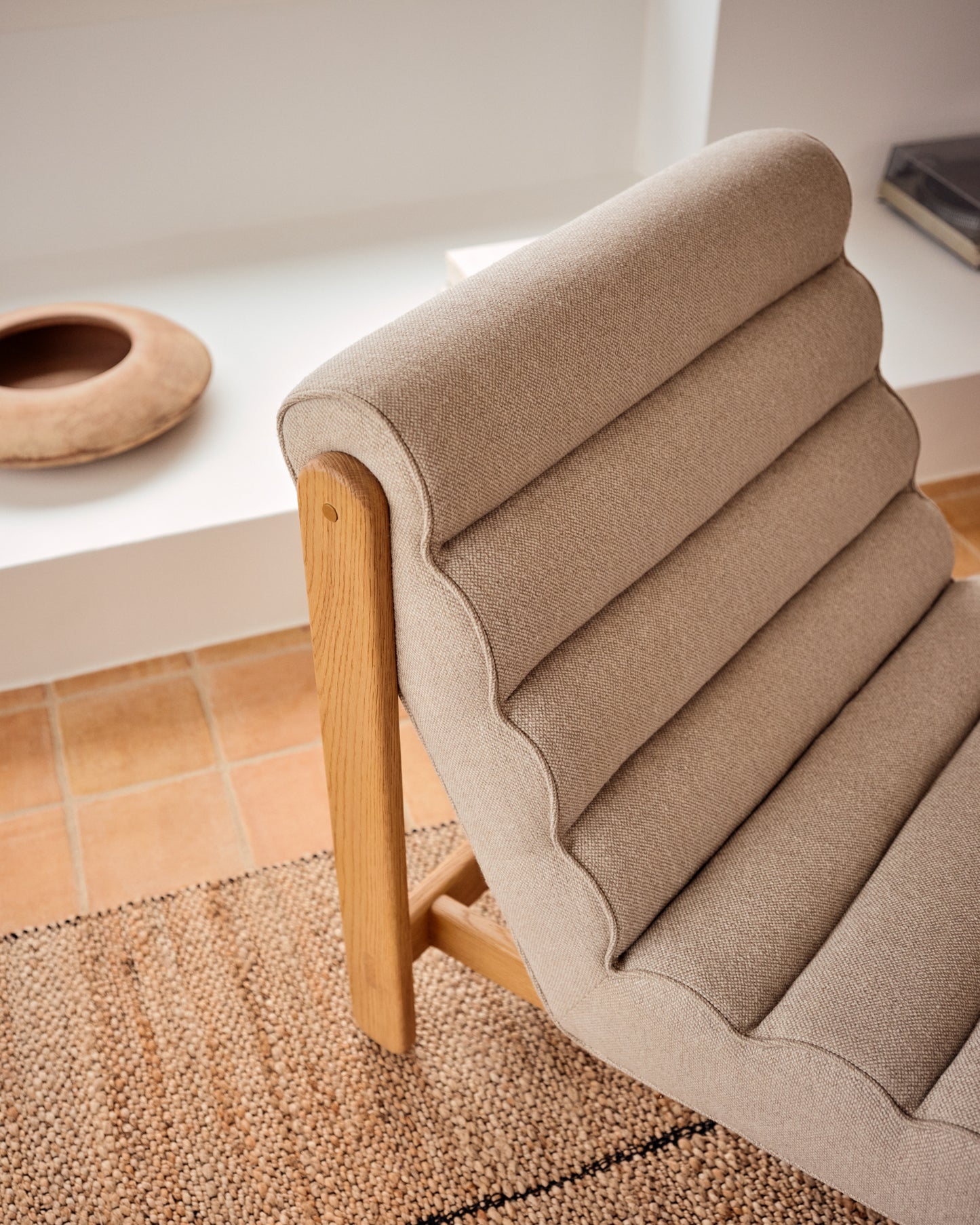 Poltrona Magira beige in rovere massiccio con finitura naturale