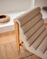 Poltrona Magira beige in rovere massiccio con finitura naturale