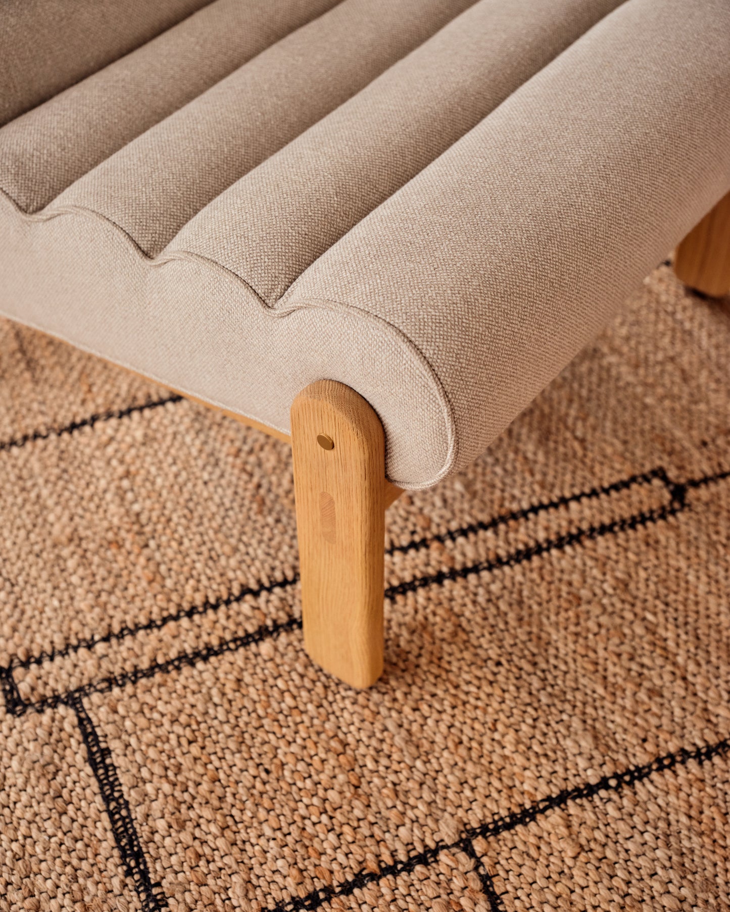 Poltrona Magira beige in rovere massiccio con finitura naturale