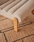 Poltrona Magira beige in rovere massiccio con finitura naturale
