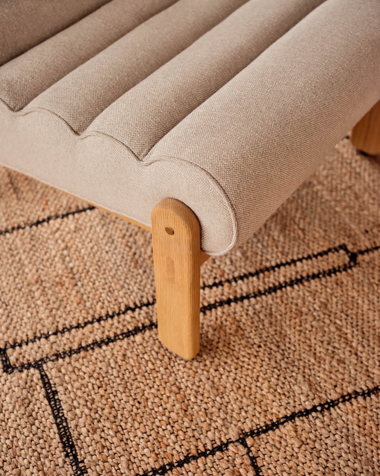 Poltrona Magira beige in rovere massiccio con finitura naturale
